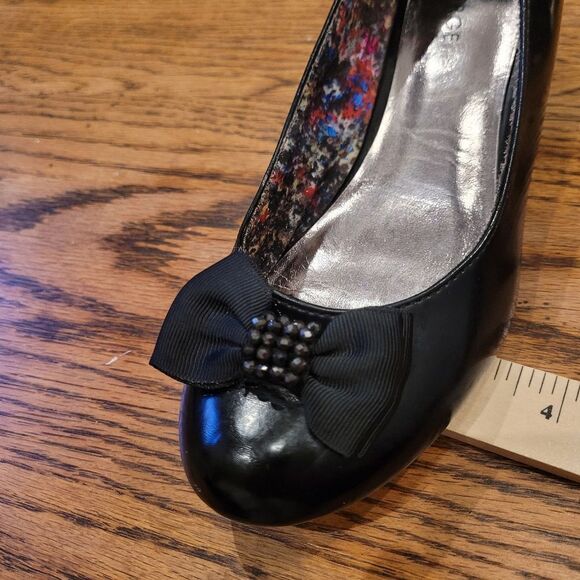 George sz 4 patent Leather shoe with 2" heel with black grosgrain ribbon on toe - Picture 6 of 7
